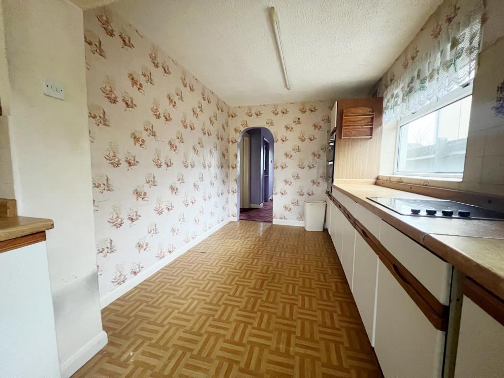 Lot: 118 - EXTENDED SEMI-DETACHED HOUSE FOR IMPROVEMENT AND REPAIR - Large kitchen space